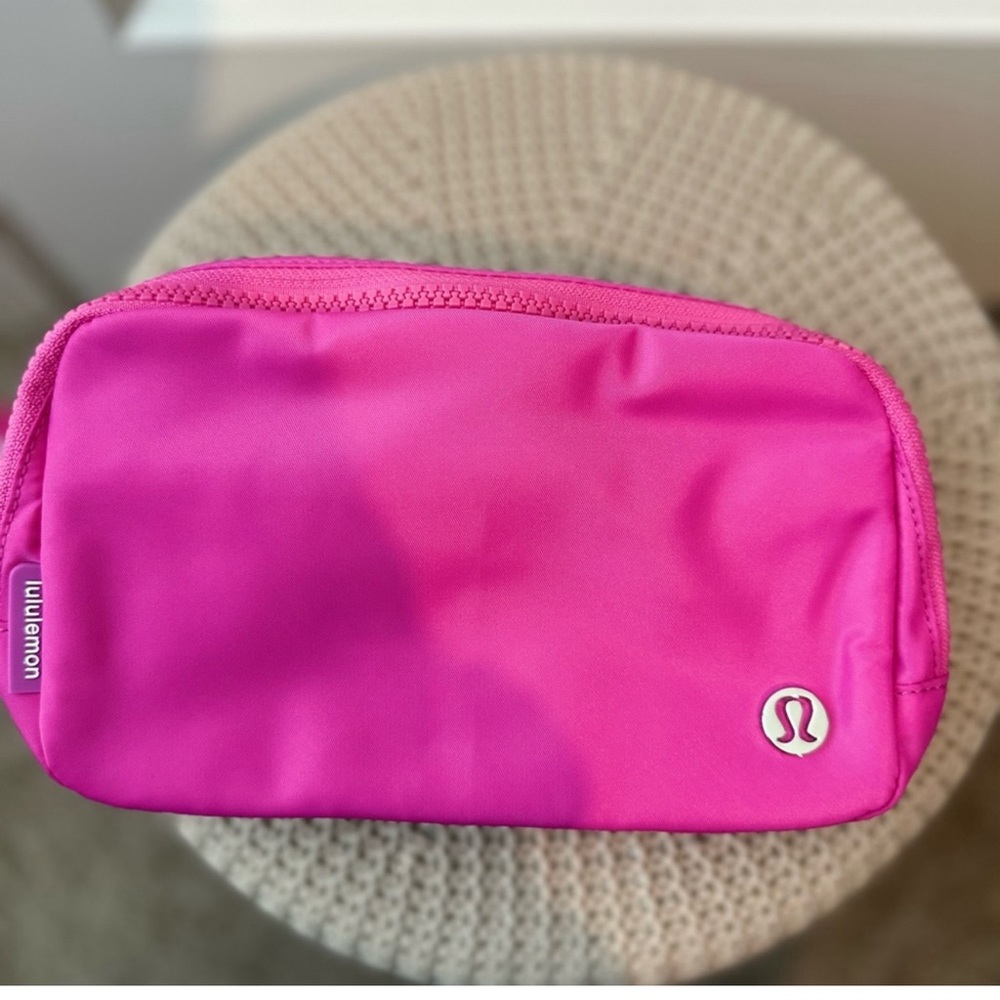 Lululemon Everywhere Belt Bag 1L (SONIC/PINK WHITE WORDMARK LOGO)🤎